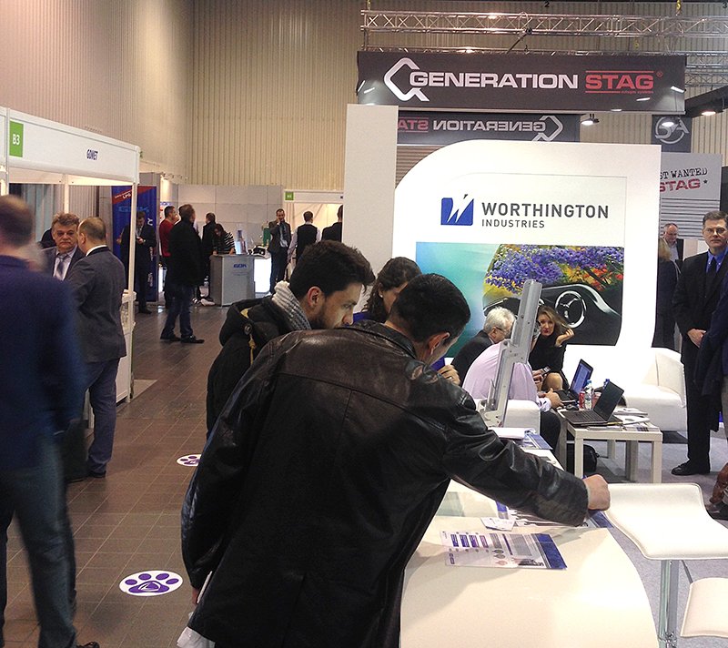 Autogāzes pārstāvji Varšavas izstādē pēta gāzes iekārtas.